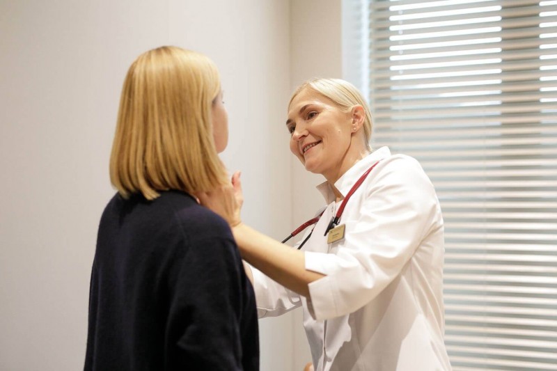 Šeimos gydytoja Daiva Berškienė konsultuoja pacientę Šeimos gydytoja Daiva Berškienė